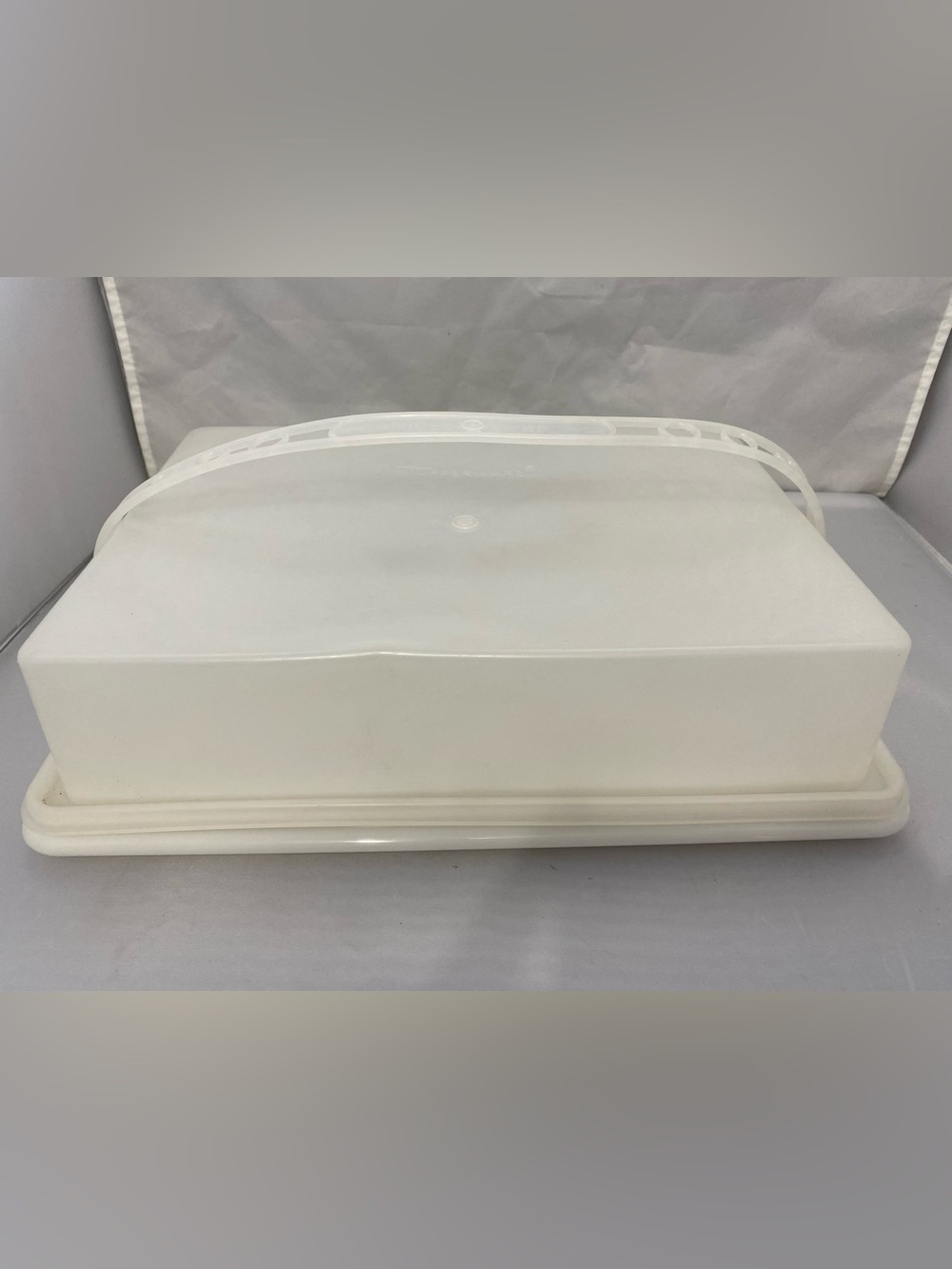 Tupperware White Cake Keeper